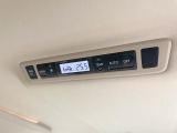 【リアオートエアコン】広い後部座席には必須の機能!風量や温度を自動で調整し前席と同様な車内環境にしてくれるリアオートエアコンを装備。夏の暑さも冬の寒さもストレスなく快適にお過ごしいただけます♪