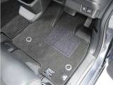 Honda認定中古車に新品の純正フロアマットを装着しました。気分よくドライブをお楽しみいただけます♪
