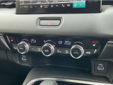 オートエアコンは左右席で独立温度コントロールが可能です。シートヒーター付きで、冷えた車内でもスイッチを押せば数秒で座面と背もたれがあたたかくなります。