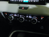 オートエアコンは左右席で独立温度コントロールが可能です。運転席はキンキンに冷やして助手席はマイルドにと言った設定が可能です。暑さ寒さでケンカすることもなくなりますね。