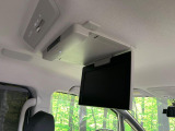 【11型フリップダウンモニター】大画面モニターで後席でもエンタメをお楽しみいただけます。小さなお子様にも大人気の装備です♪