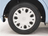 ◆純正ホイール装着車◆シンプルなデザインのホイールキャップ付きです。