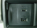 便利な充電用USBジャックも付いています。