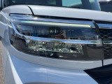 【LEDヘッドライト】悪天候や夜間走行時も良好な視界を確保し安心して運転できる高輝度LEDヘッドライトを装備!点灯速度が早く、消費電力も抑えられています。