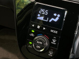 【オートエアコン】一度お好みの温度に設定すれば、車内の温度を検知し風量や温度を自動で調整。暑い&hellip;寒い&hellip;と何度もスイッチ操作をする必要はありません。快適な車内空間には必須の機能ですね♪