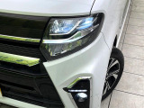 【LEDヘッドライト】悪天候や夜間走行時も良好な視界を確保し安心して運転できる高輝度LEDヘッドライトを装備!点灯速度が早く、消費電力も抑えられています。