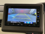 リバースギアに入れるだけで後方の表示へ切り替わります。夜間や雨の日の駐車も楽になりますよ。