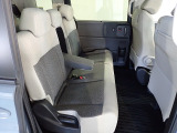 2列目シートは広く使えるタンブルシート。3名乗車も可能ですが、2名の時にはセンターの大型のアームレストを使用してゆったりとくつろげるのでとても快適です。