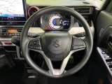 インテリアに合わせたデザインのステアリングは、運転される方のことも考え、運転しやすい形状、大きさです。是非一度、実際に触ってお確かめください。