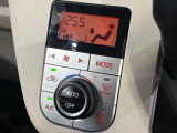 【オートエアコン】一度お好みの温度に設定すれば、車内の温度を検知し風量や温度を自動で調整。暑い&hellip;寒い&hellip;と何度もスイッチ操作をする必要はありません。快適な車内空間には必須の機能ですね♪
