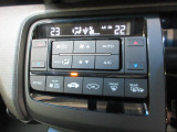 オートエアコンは左右席で独立温度コントロールが可能です。運転席はキンキンに冷やして助手席はマイルドにと言った設定が可能です。暑さ寒さでケンカすることもなくなりますね。