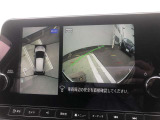 ◆アラウンドビューモニター◆ひと目で周囲の状況がわかるため、スムースに駐車できます。さらに、人や自転車など周囲に動くものがいる場合に表示とブザーで注意を促します。