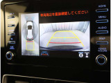 パノラミックビューモニター付きです。車両を上から見たような映像をディスプレイオーディオ画面に表示。運転席からの目視だけでは見にくい、車両周辺の状況をリアルタイムでしっかり確認できます。