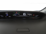 メーターはインテリアの上部にあり運転中でも視線移動が少なく安全です☆☆☆