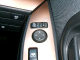 電動格納式ミラーなので、対向車などとのすれ違い時にも便利です。