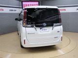 ハッチバックなので、バックドアは上に開きます♪大きな荷物の出し入れがしやすくなります。便利ですよ♪
