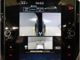 左右のサイドカメラ映像を同時に表示し、車両周囲の死角をしっかりカバー。狭い道や駐車時の接触リスクを減らし、安心して操作できる視界を確保します。
