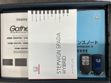 スマートキーは鍵をバッグに入れたままでもドアロックの開閉やエンジンのON・OFFができます。夜間や雨の日も鍵を探さなくて良いので便利です。