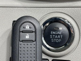 【キーフリーシステム】カバンやポケットに入れたままでもドアの施錠・解錠が可能なスマートキーを装備。エンジンのオン・オフ時もカギを取り出す必要が無いからとっても便利です♪