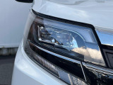 【LEDヘッドライト】悪天候や夜間走行時も良好な視界を確保し安心して運転できる高輝度LEDヘッドライトを装備!点灯速度が早く、消費電力も抑えられています。