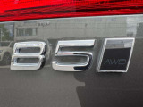 B5モデルはエンジンスタートが非常に静か。かつ発進時にもスターターモーターによるアシストがかかり滑らかで力強い走り心地です。プレミアムモデルにより相応しい仕上がりとなりました。