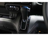 インパネシフトだから視線の移動も少なく足元もスッキリ♪運転席もゆったりしているのでゆとりを持ってドライブできますね!