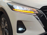 【LEDヘッドライト】悪天候や夜間走行時も良好な視界を確保し安心して運転できる高輝度LEDヘッドライトを装備!点灯速度が早く、消費電力も抑えられています。