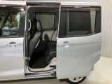 【スライドドア】スライドドアで隣の車を気にせずドアの開閉が可能★狭い駐車場などでも楽々荷物の積み下ろしが可能です