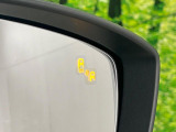 【ブラインドスポットモニタリング】走行中、ドアミラーの死角になりやすい箇所に後続車が接近するとサイドミラー付近に警告を表示、ドライバーに注意喚起をしてくれます。