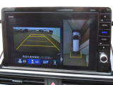 【マルチビューカメラシステム】フロントビューだけでなく、グラウンドビューも表示!自車を上空から見下ろしたような映像が表示されるので、駐車時などにドライバーの死角を減らすことができます。