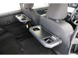 車内での休憩時などに軽食や飲み物を置けるシートバックテーブル。