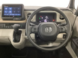 【ハンドル】運転にかかわる様々な操作を安全に行えるように視点移動が少なく操作性に配慮されたスイッチ類が凝縮されたコックピットです。