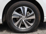 タイヤサイズは、185/65R15です。高品質でデザインにも優れている純正アルミホイールが装備され、スポーティーな雰囲気を演出しています。