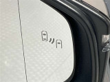 ブラインドスポットモニター(BSM)を装備しています。隣を走る車両が死角に入るとミラー内LEDインジケーターが点灯。さらに、ウィンカーを出すとインジケーターが光って点滅して注意を促してくれます。