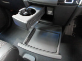 運転席からも助手席からも使いやすい位置に、引き出し式ドリンクホルダーとスマホなどを置けるトレイを配置しています。