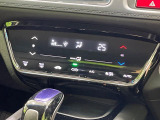 【オートエアコン】一度お好みの温度に設定すれば、車内の温度を検知し風量や温度を自動で調整。暑い&hellip;寒い&hellip;と何度もスイッチ操作をする必要はありません。快適な車内空間には必須の機能ですね♪