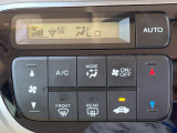 【オートエアコン】一度お好みの温度に設定すれば、車内の温度を検知し風量や温度を自動で調整。暑い&hellip;寒い&hellip;と何度もスイッチ操作をする必要はありません。快適な車内空間には必須の機能ですね♪