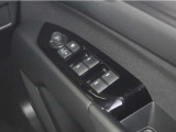 【オート電動格納ドアミラー】鍵の開け閉めと連動し、ドアミラーが開閉してくれます!ミラーを見るだけで、お車の施錠確認が出来るので、便利です♪もちろん連動をOFFにすることも出来ます。