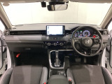 車内は光触媒抗菌消臭施工済です。スタイリッシュなデザインでスポーティなインパネ周りを演出します。グローブボックスやカップホルダーのほかにトレーなどたくさんの収納スペースが付いています。