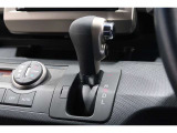 インパネシフトだから視線の移動も少なく足元もスッキリ♪運転席もゆったりしているのでゆとりを持ってドライブできますね!