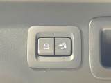 【パワーバックドア】スマートキーや運転席のボタンを押すだけでリアゲートが自動で開閉します!荷物を持っている時や、高い位置にあるバックドアを閉める際に便利な機能です♪