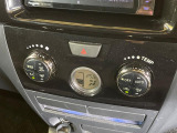 【オートエアコン】一度お好みの温度に設定すれば、車内の温度を検知し風量や温度を自動で調整。暑い&hellip;寒い&hellip;と何度もスイッチ操作をする必要はありません。快適な車内空間には必須の機能ですね♪