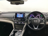 車内は光触媒抗菌消臭施工済です。スタイリッシュなデザインでスポーティなインパネ周りを演出します。グローブボックスやカップホルダーのほかにトレーなどたくさんの収納スペースが付いています。