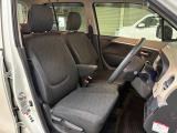 前席ベンチシートになっていますので運転席から助手席への移動が可能です♪