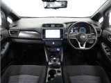 視界広々で運転しやすくロングドライブでも疲れを感じさせないすっきりとまとまったインパネ周りです。