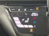 【オートエアコン】一度お好みの温度に設定すれば、車内の温度を検知し風量や温度を自動で調整。暑い&hellip;寒い&hellip;と何度もスイッチ操作をする必要はありません。快適な車内空間には必須の機能ですね♪