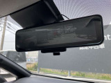 後部座席の人や、荷物に視界を邪魔されずに車両後方のカメラ映像をミラー面に映し出して、いつでもクリアな後方視界を確保する、インテリジェントルームミラーを装備しています。