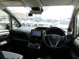 見通しのよいすっきりとした視界で、誰でも運転しやすいです。運転のしやすさは疲れにくさにも繋がりますよ♪