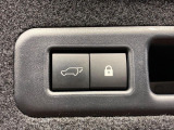 【パワーバックドア】スマートキーや運転席のボタンを押すだけでリアゲートが自動で開閉します!荷物を持っている時や、高い位置にあるバックドアを閉める際に便利な機能です♪