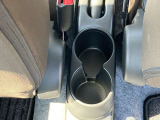 運転席と助手席の間にはドリンクホルダーがあります。